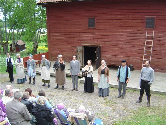 Sommarteater på Biskops-Arnö 2010 med Mitt namn var Jan Fridegård av Therese Söderberg byggd på Jan självbiografiska romaner Lyktgubbarna, Flyttfåglarna och Arvtagarna. Här ses hela ensemblen på spelplatsen framför logen. 